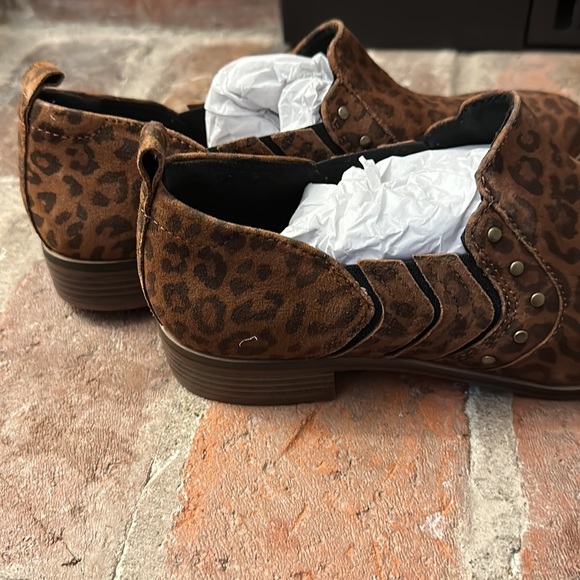 Clarks wide width size 8 Trish bell leopard loafers. - Picture 4 of 6